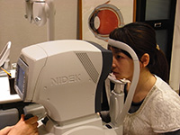 オートレフを使い、近視、遠視 乱視や乱視の角度の検査を行います